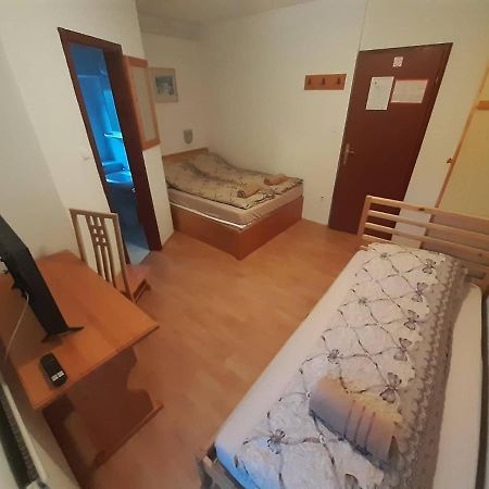 Rooms Barovc By The Lake Jasna Kranjska Gora Esterno foto A room at the hostel