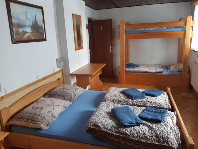 Rooms Barovc By The Lake Jasna Kranjska Gora Esterno foto A typical room at the hostel