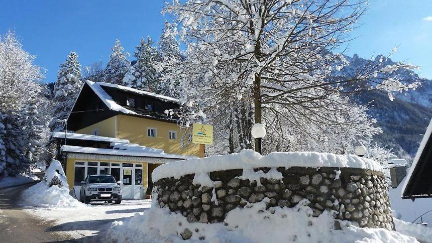Rooms Barovc By The Lake Jasna Kranjska Gora Esterno foto The town hall in Saint-Gervais