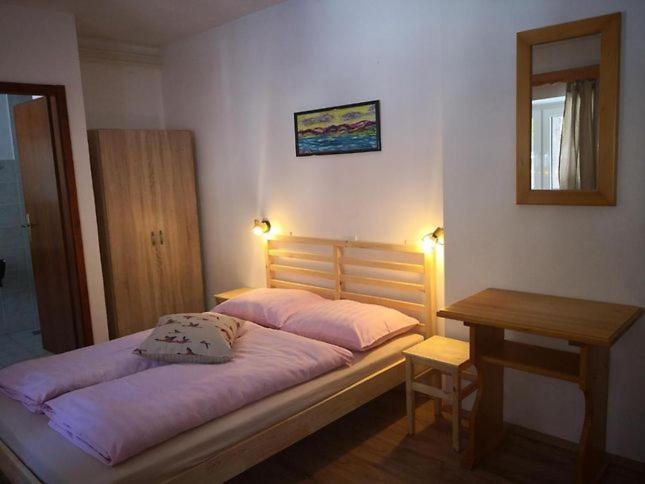 Rooms Barovc By The Lake Jasna Kranjska Gora Esterno foto A bedroom in a hostel