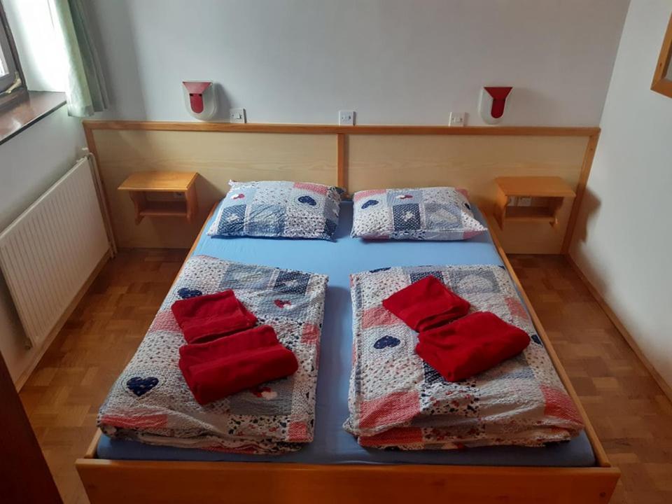 Rooms Barovc By The Lake Jasna Kranjska Gora Esterno foto A guest room at the hostel