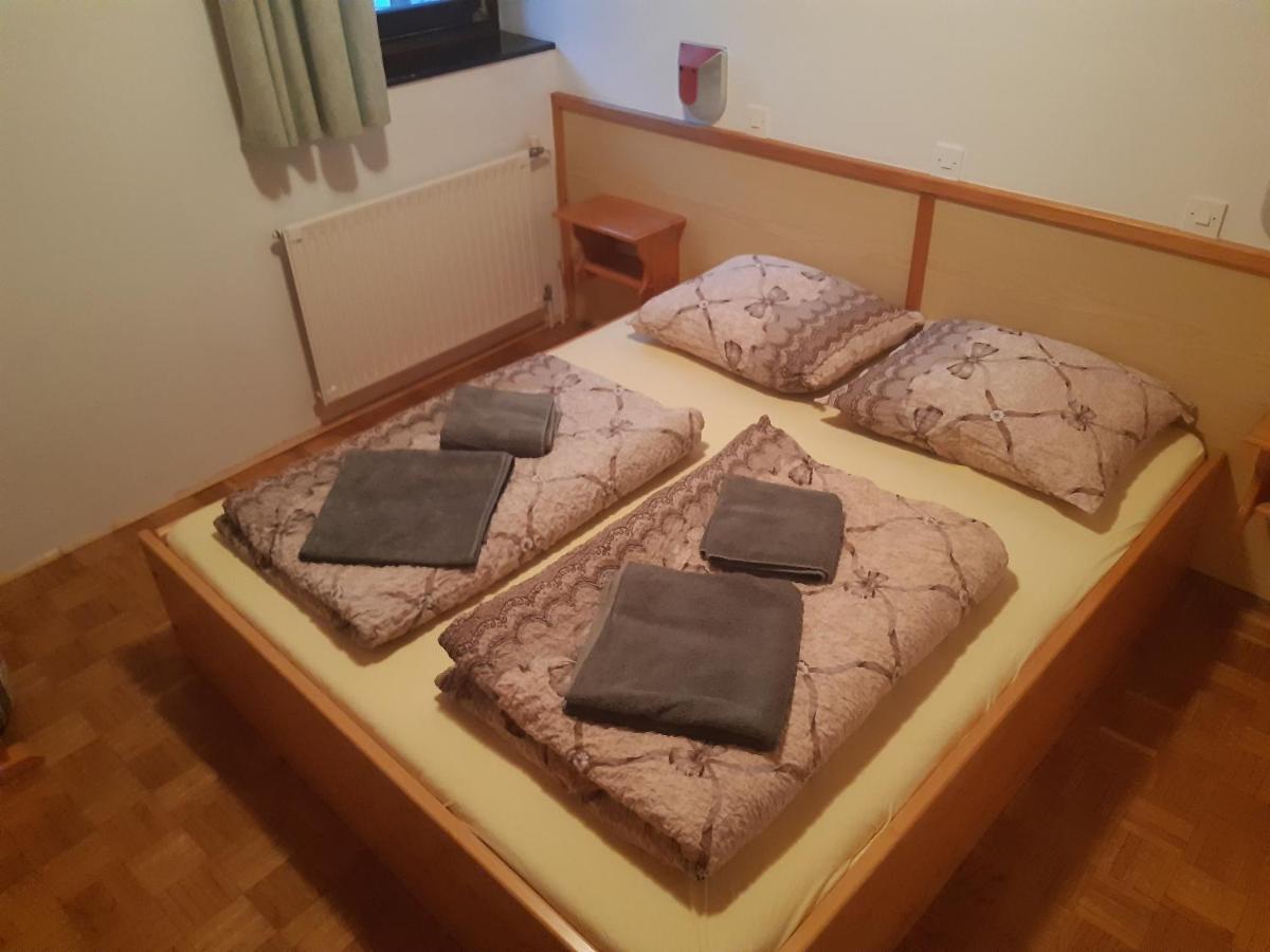 Rooms Barovc By The Lake Jasna Kranjska Gora Esterno foto A futon bed