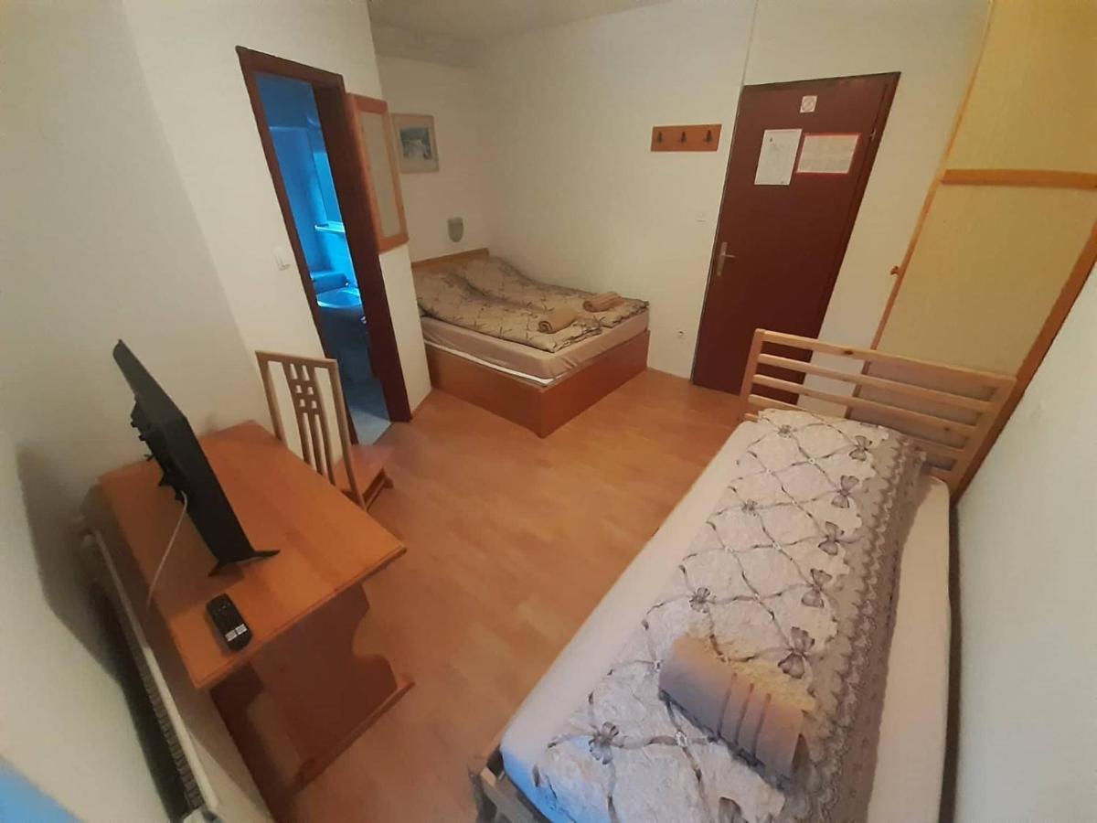 Rooms Barovc By The Lake Jasna Kranjska Gora Esterno foto A room at the hostel
