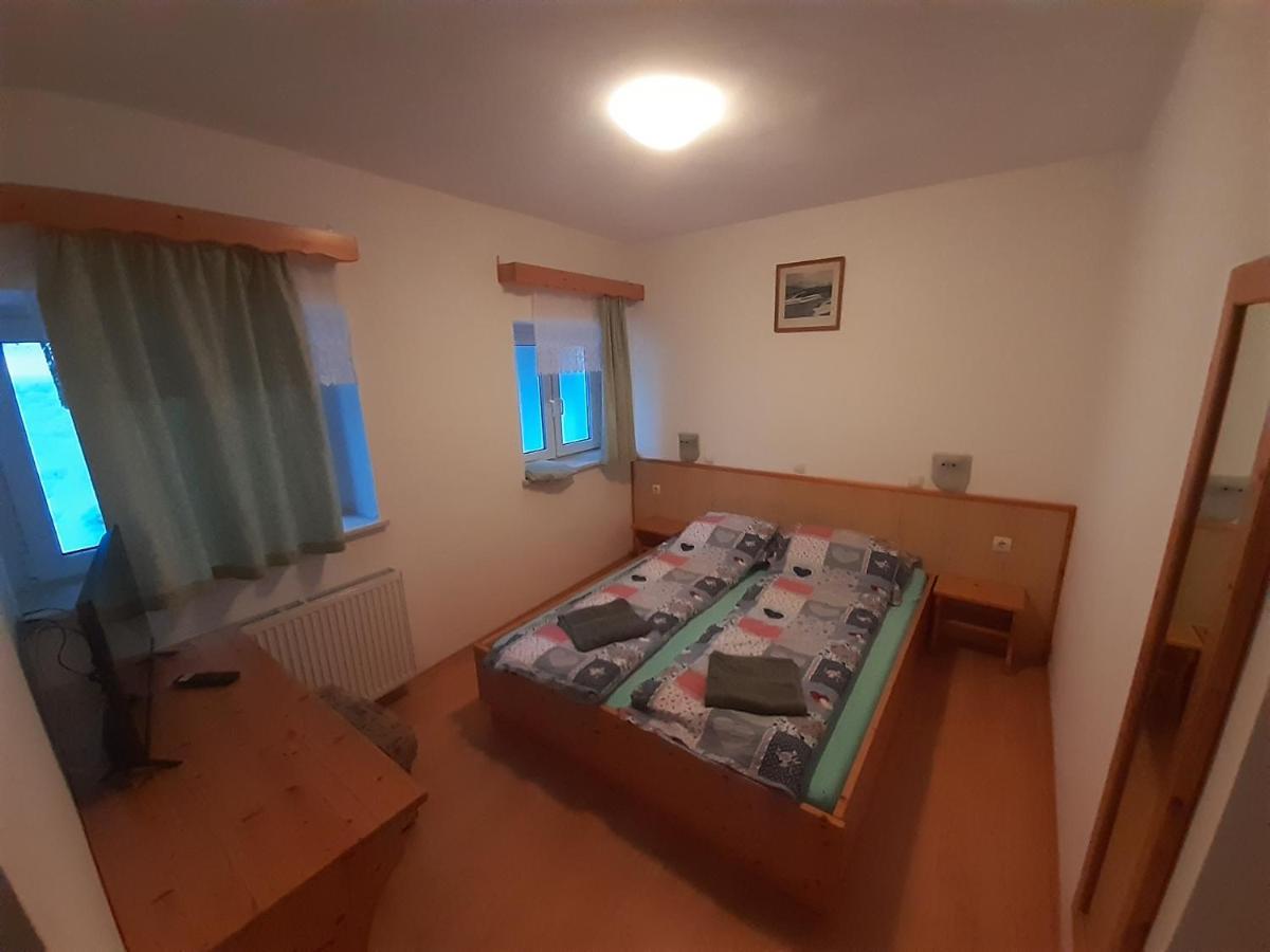 Rooms Barovc By The Lake Jasna Kranjska Gora Esterno foto A bedroom in a typical apartment