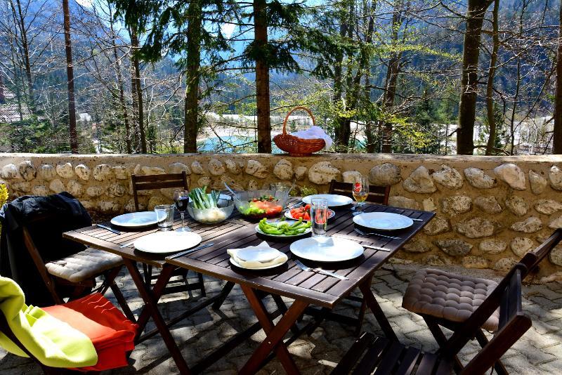 Rooms Barovc By The Lake Jasna Kranjska Gora Esterno foto A table set for a meal