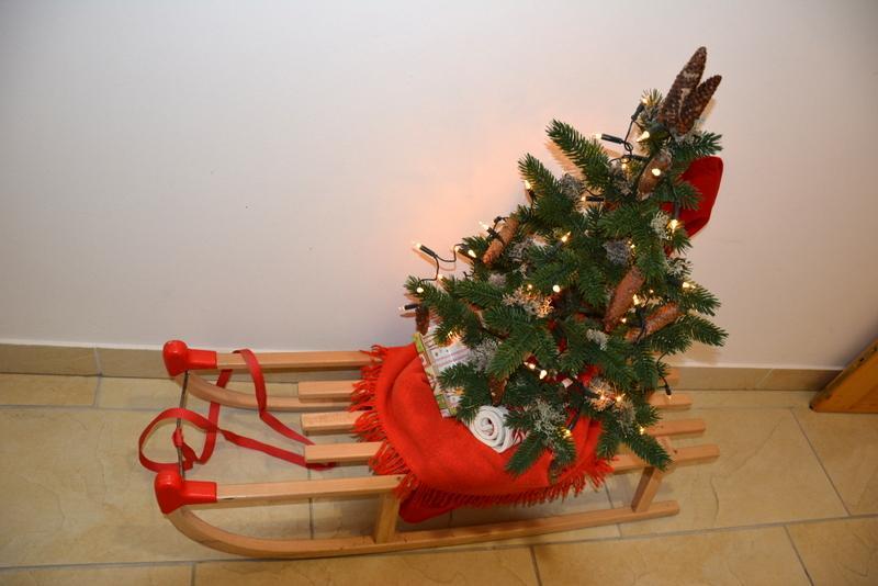 Rooms Barovc By The Lake Jasna Kranjska Gora Esterno foto A Christmas tree on a sled